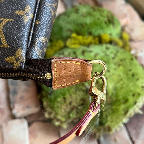 LOUIS VUITTON Pochette Accessories Vintage Monogram Canvas Shoulder Bag - Picture 9 of 10